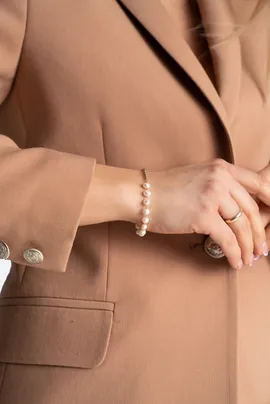 FIGL Pozłacana bransoletka ze stali szlachetnej z białymi koralami