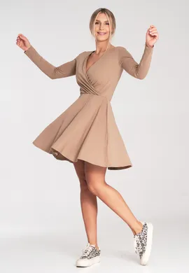 Sukienka zakładana kopertowa - rozkloszowana sukienka beżowa M1050 rozmiar L