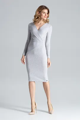 Szara prążkowana sukienka midi z kopertowym dekoltem i długim rękawem - M637 rozmiar L