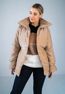 Pikowana kurtka damska - Błyszcząca kurtka damska - beżowa M933 rozmiar L/XL